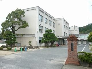 近くの河原第一小学校まで800m（徒歩10分）