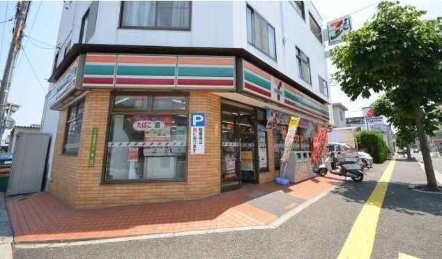 近くのセブンイレブンまで70m（徒歩1分）