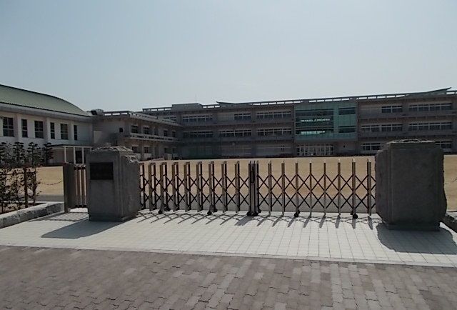 近くの今治市立吹揚小学校まで1,800m(徒歩23分)