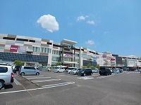 近くのイオンモール綾川さんまで650m(徒歩9分)