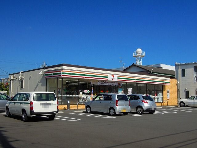 近くのセブンイレブン静岡馬渕店まで300m（徒歩4分）