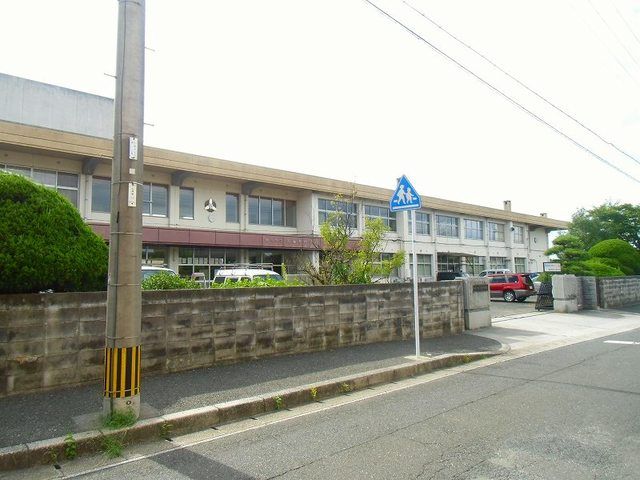 近くの田川市立 後藤寺中学校まで700m（徒歩9分）