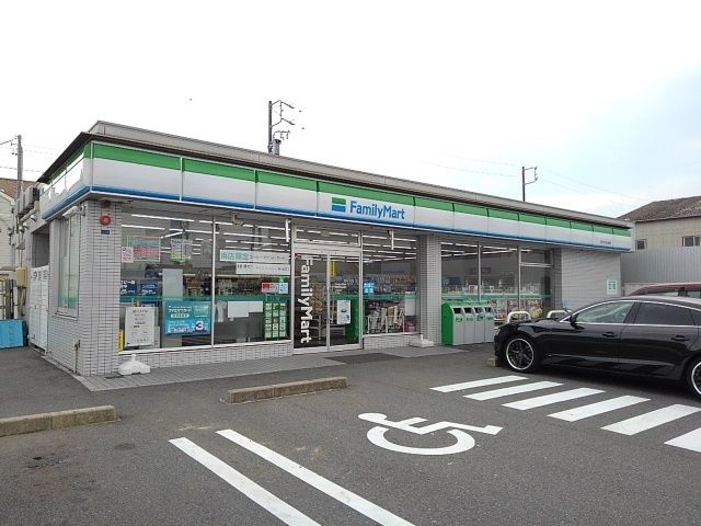 近くのファミリーマート泊山崎店まで450m（徒歩6分）