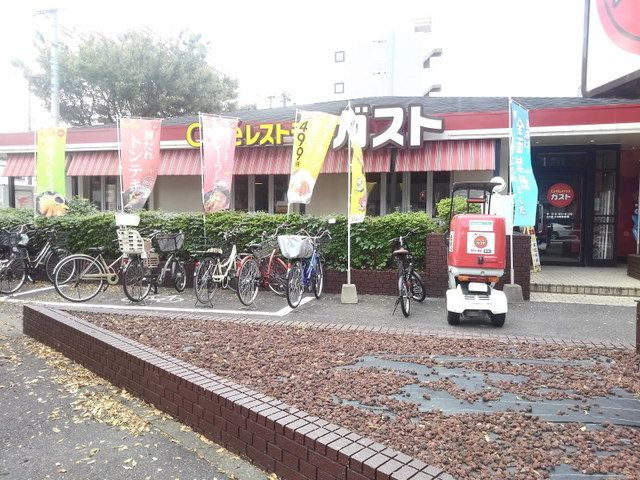 近くのガスト筑紫通弓田店まで350m（徒歩5分）