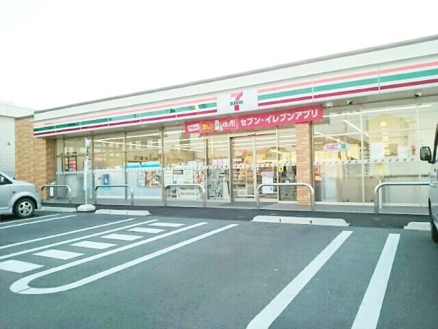 近くのセブンイレブン宮地花池店まで300m（徒歩4分）