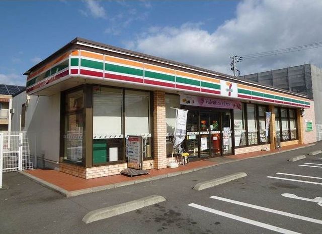 近くのセブンイレブンまで450m（徒歩6分）