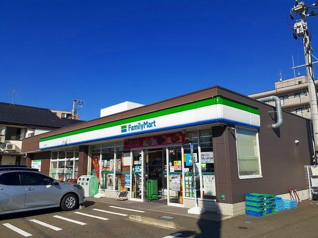 近くのファミリーマート泉七北田店まで750m（徒歩10分）