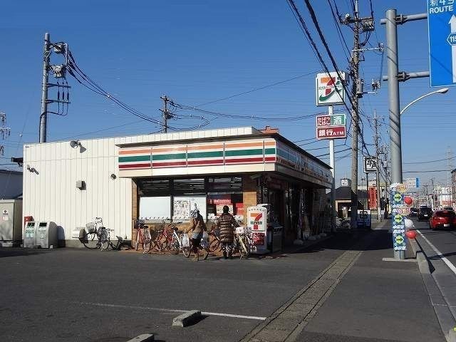 近くのコンビニまで700m（徒歩9分）