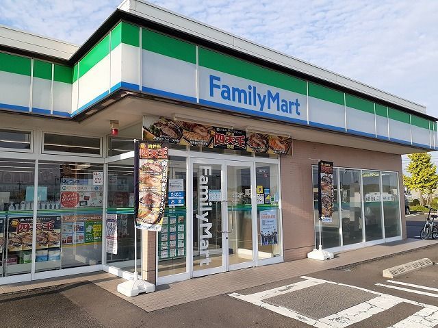 近くのファミリーマート柳津高桑店まで300m（徒歩4分）