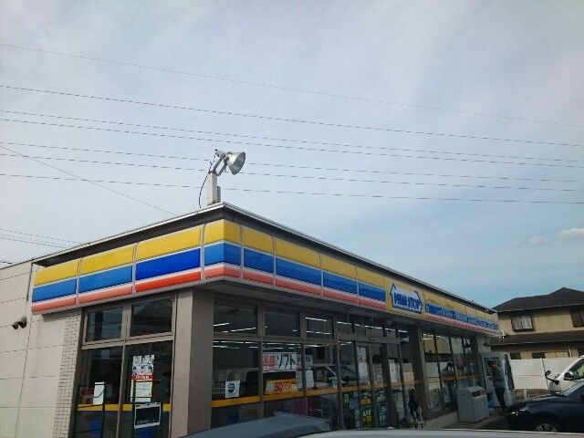 近くのコンビニまで800m（徒歩10分）