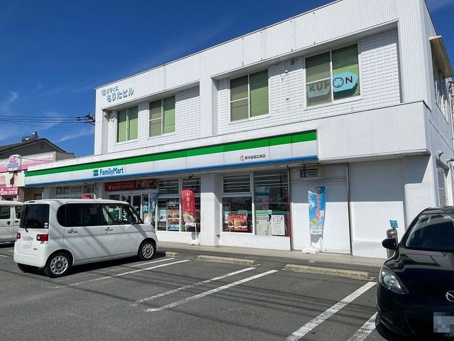 近くのファミリーマート広崎店まで260m（徒歩4分）