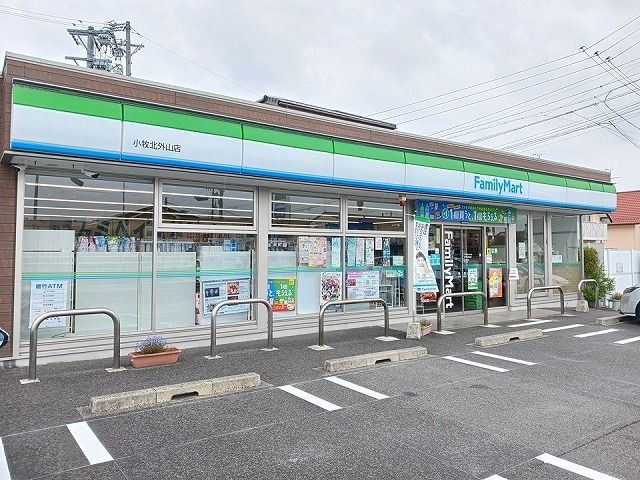 近くのファミリーマート　小牧北外山店まで400m（徒歩5分）