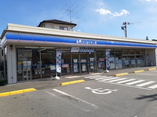 近くのローソン韮崎中央公園前店まで600m(徒歩8分)