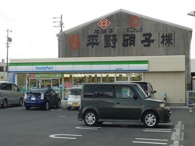 近くのファミリーマート浜松有玉北店まで120m（徒歩2分）