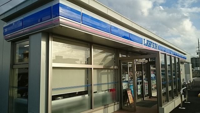 近くのローソン 糸満南近隣公園前店まで600m（徒歩8分）