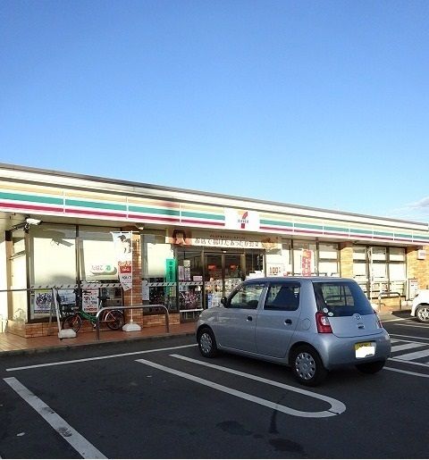 近くのセブンイレブンまで300m(徒歩4分)