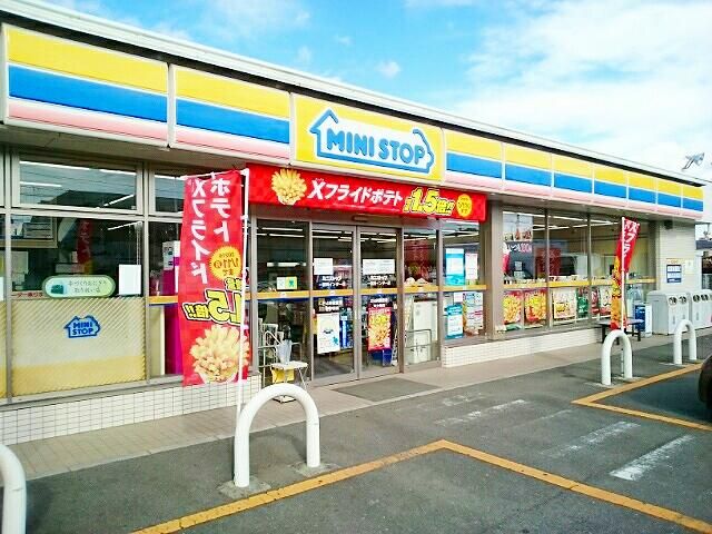 近くのコンビニまで650m（徒歩9分）