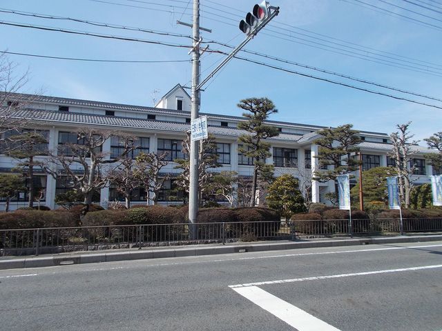 近くの日野町立日野小学校まで562m（徒歩8分）