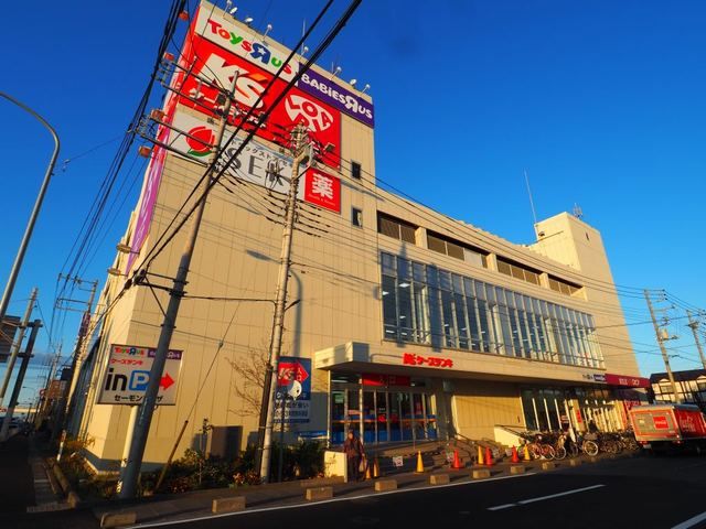 近くのケーズデンキ草加店まで500m（徒歩7分）