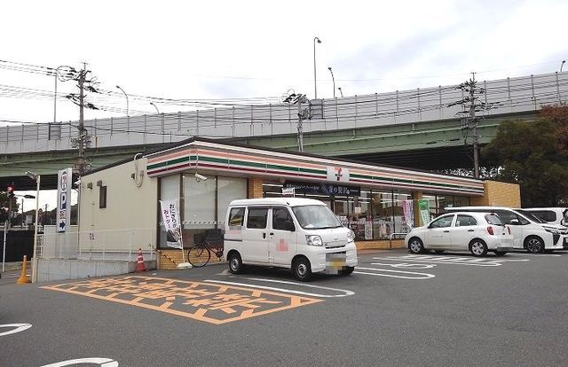 近くのセブンイレブンまで250m（徒歩4分）