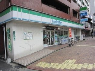 近くのファミリーマートまで850m（徒歩11分）
