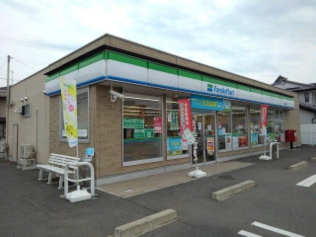 近くのファミリーマート長野里島店まで400m（徒歩5分）