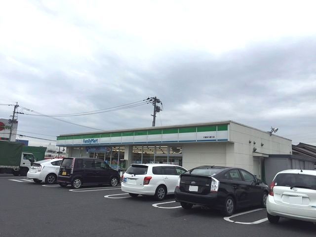 近くのファミリーマートまで550m(徒歩7分)