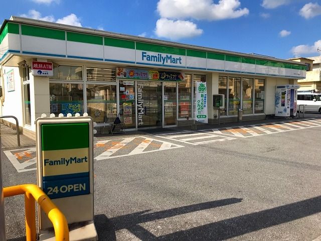 近くのファミマグランド通り店まで500m(徒歩7分)