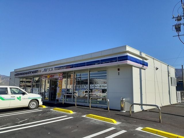 近くのコンビニまで700m（徒歩9分）