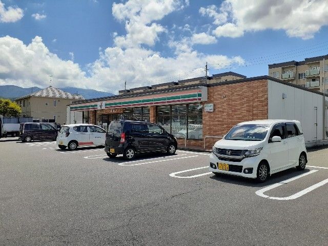 近くのコンビニまで950m（徒歩12分）