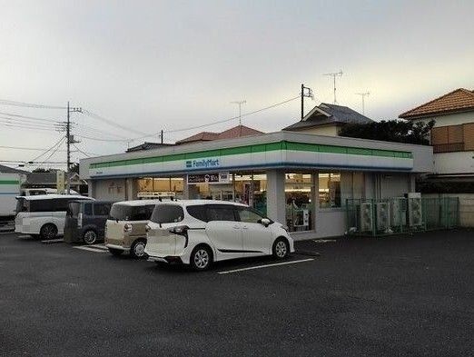 近くのファミリーマート東松山松山町店まで210m（徒歩3分）