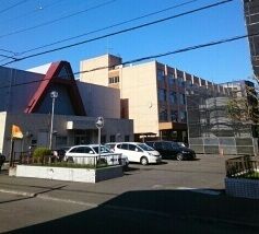 近くの伏見小学校まで760m(徒歩10分)