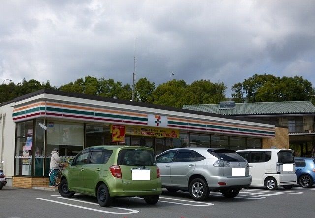 近くのコンビニまで700m（徒歩9分）