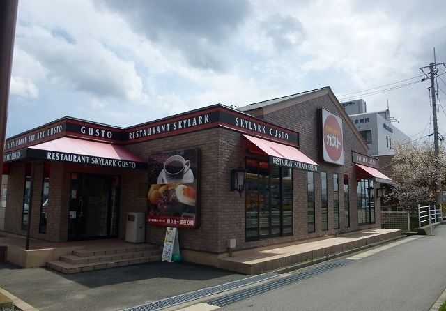 近くの飲食店まで800m（徒歩10分）