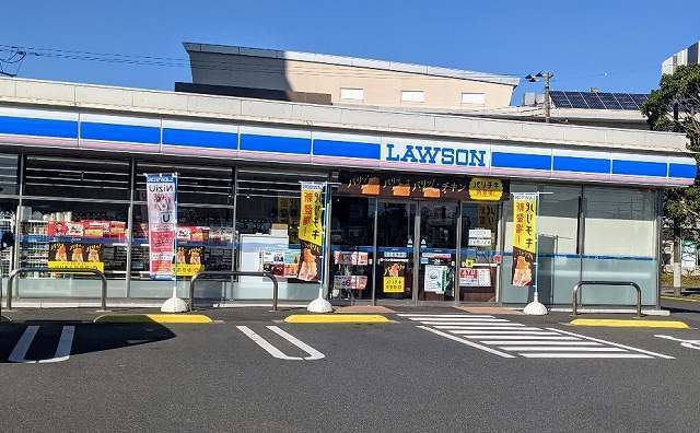 近くのローソン君津市役所前店まで260m（徒歩4分）