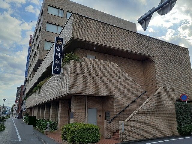 近くの宮崎銀行宮崎駅前出張所まで130m（徒歩2分）
