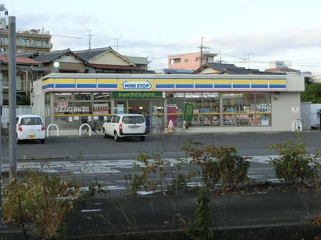 近くのコンビニまで600m（徒歩8分）