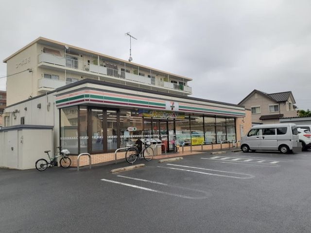近くのセブンイレブン 岡崎六名東町店まで100m（徒歩2分）