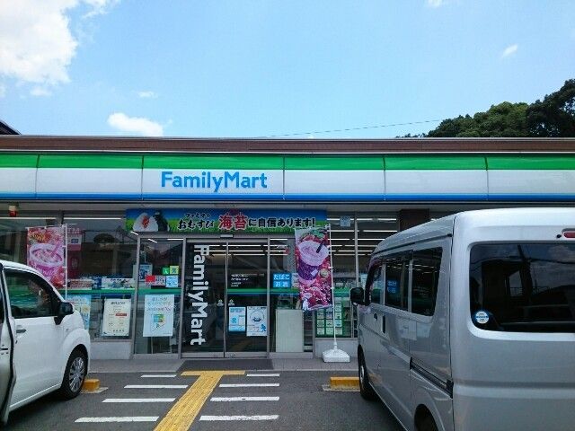 近くのファミリーマート様まで180m（徒歩3分）