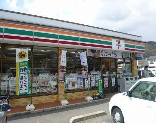 近くのセブンイレブンまで240m（徒歩3分）