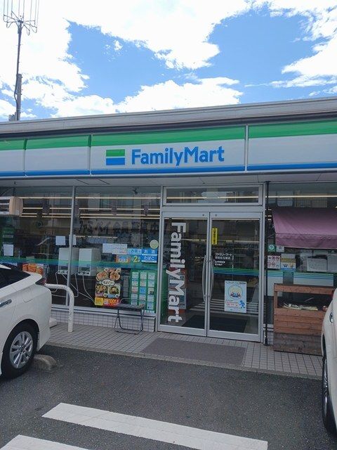 近くのファミリーマートまで100m(徒歩2分)