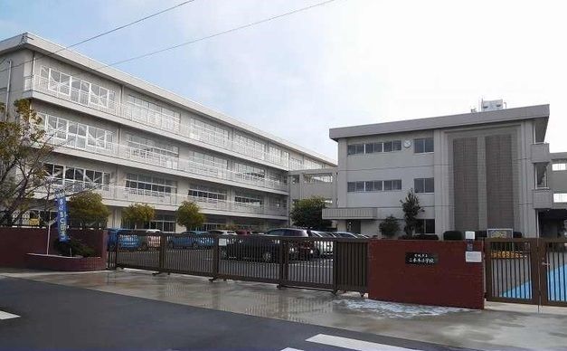 近くの二本木小学校まで600m（徒歩8分）