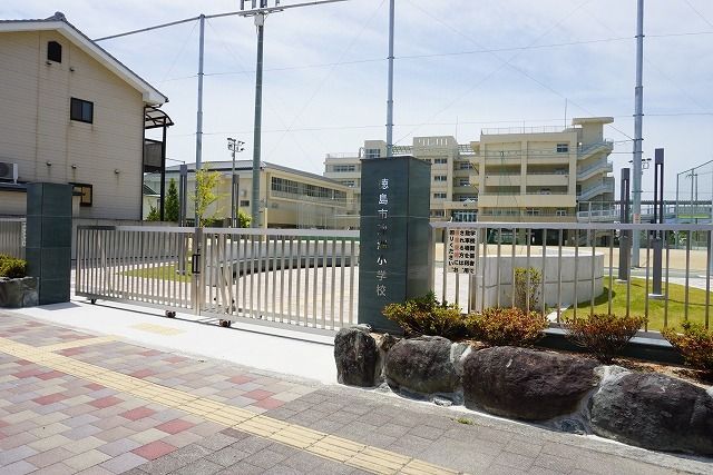 近くの沖洲小学校まで850m（徒歩11分）