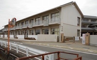 近くの有田川町立藤並小学校様まで400m（徒歩5分）