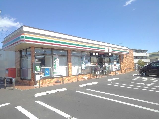 近くのセブンイレブン江木町店まで600m（徒歩8分）