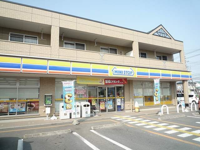近くのミニストップ 鴻巣松原店まで140m（徒歩2分）