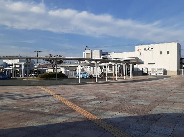 近くのJR鷲津駅まで700m(徒歩9分)