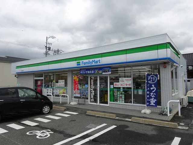 近くのファミリーマート名四川越店まで450m（徒歩6分）