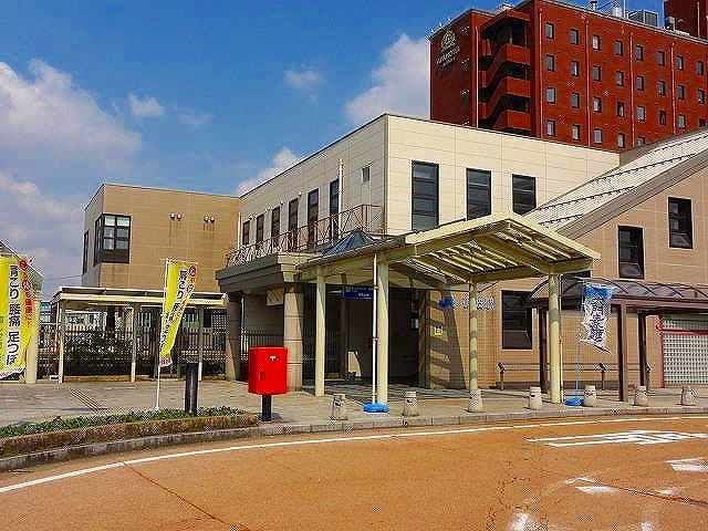 近くの砺波駅まで600m（徒歩8分）