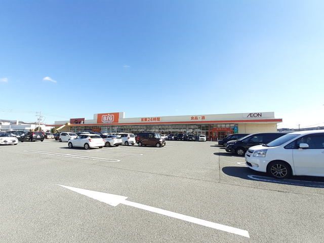 近くのザ・ビッグ福岡空港東店まで1,300m（徒歩17分）